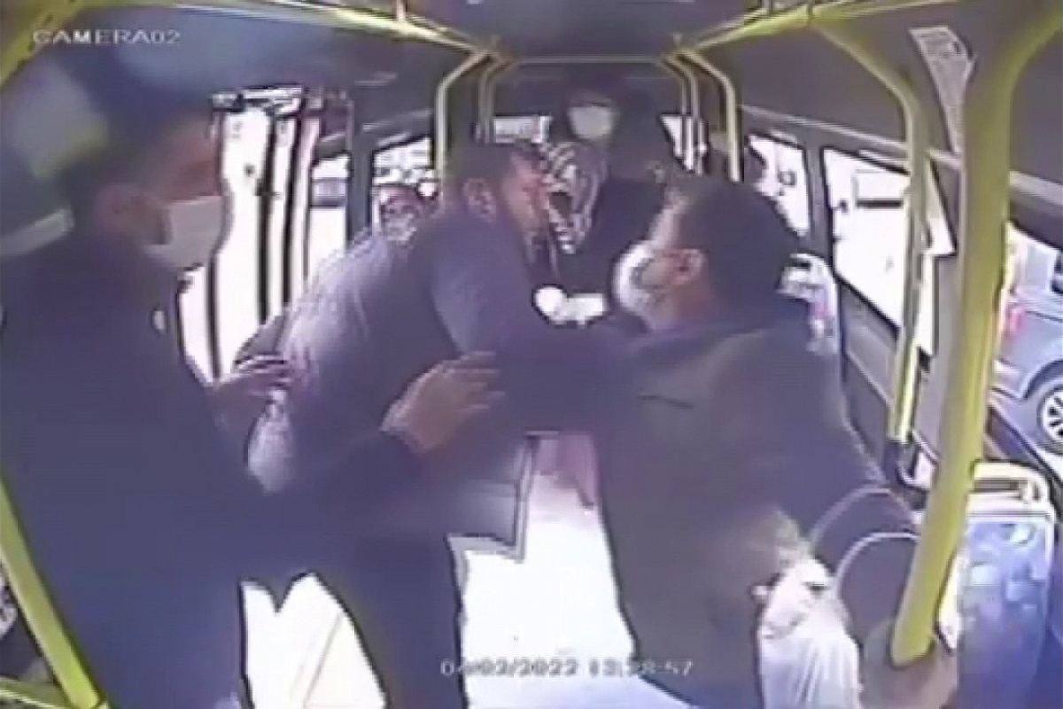 Tuzla'da minibüs şoförüne 'aşırı hız yaptın' dayağı kamerada