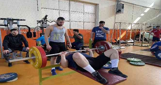Güreş Milli Takımı Niğde’de olimpiyatlara hazırlanıyor