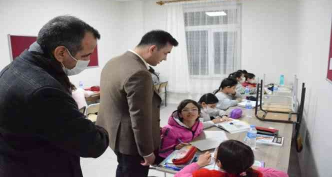Yedisu Kaymakamı Kaya, öğrencilerle vakit geçirdi