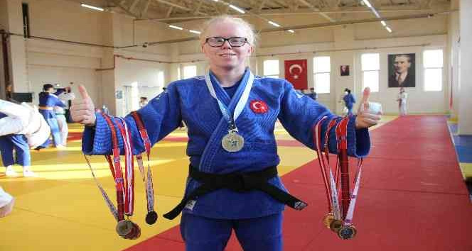Albino hastası Cahide’nin judo sporunda 7 yıldır sırtı yere gelmiyor
