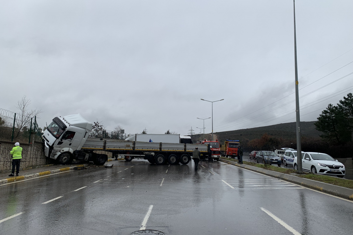Tuzla'da, kontrolden çıkan tır jandarma komutanlığının duvarına çarptı