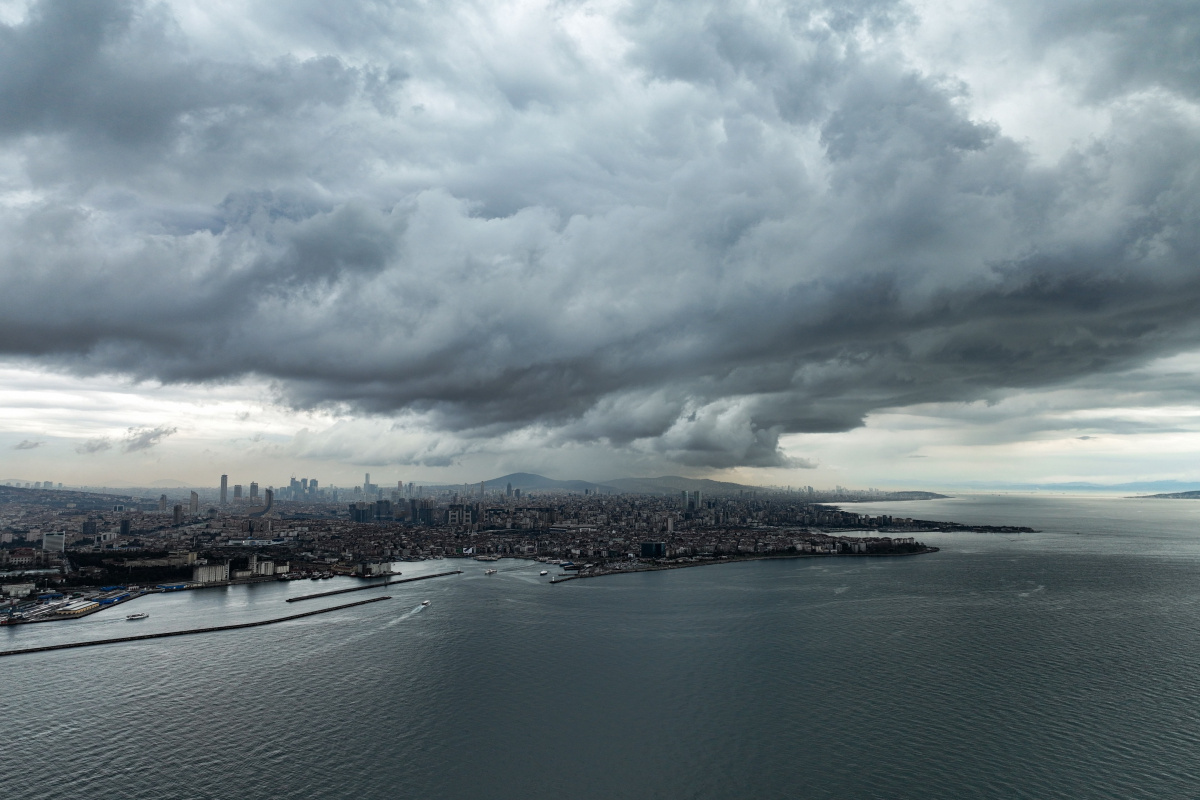 İstanbul’u kara bulutlar kapladı