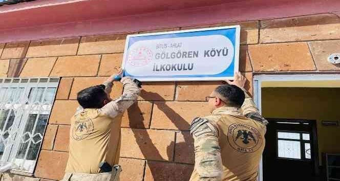 Jandarma köy okulunu tamir etti