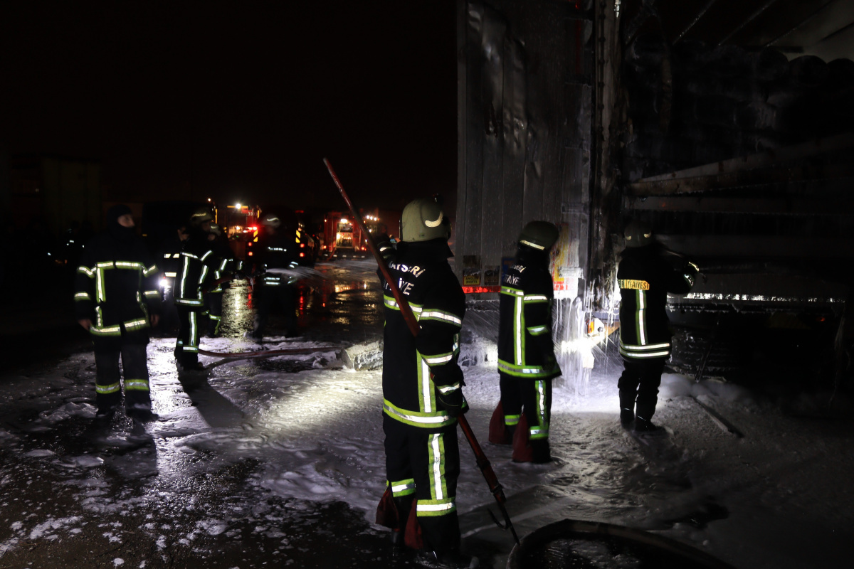 Kayseri’de yangın paniği: 10 dükkan ve 3 tır küle döndü
