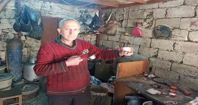 Kamber usta 35 yıldır bakır kapları parlatıyor