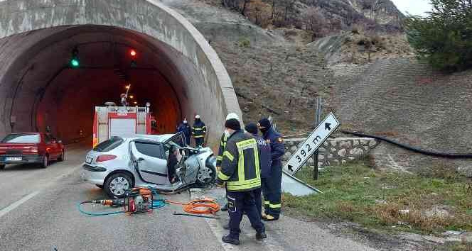 Amasya’da otomobil tünel girişine çarptı: Anne ve oğlu can verdi