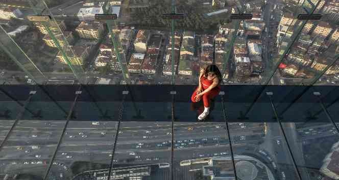 İstanbul’da metrelerce yükseklikte cam zemin üzerinde adrenalin dolu yürüyüş