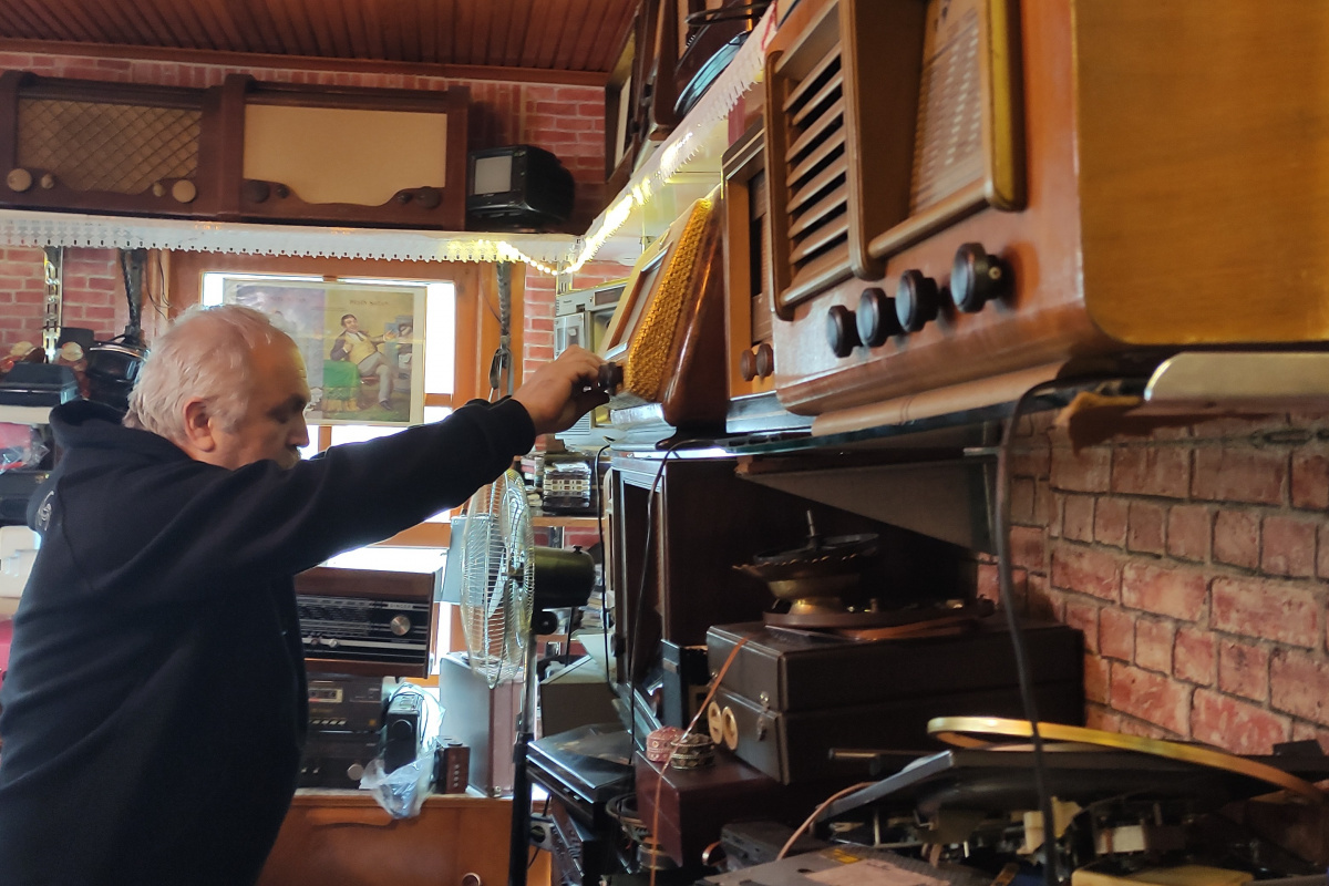 Çöpe gidecek radyoları ve gramofonları ilk günkü ihtişamına kavuşturuyor