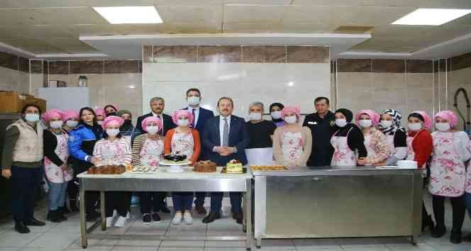 Vali Pehlivan, Cizre’de pasta yapımı ve sunumu kursiyerleriyle bir araya geldi