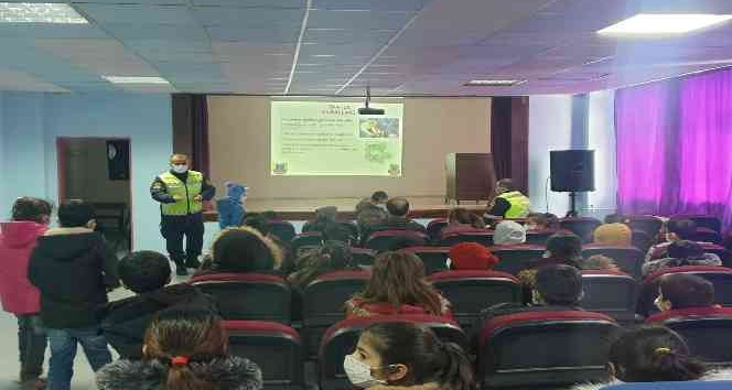 Bingöl’de trafik ekipleri öğrencileri bilgilendirdi