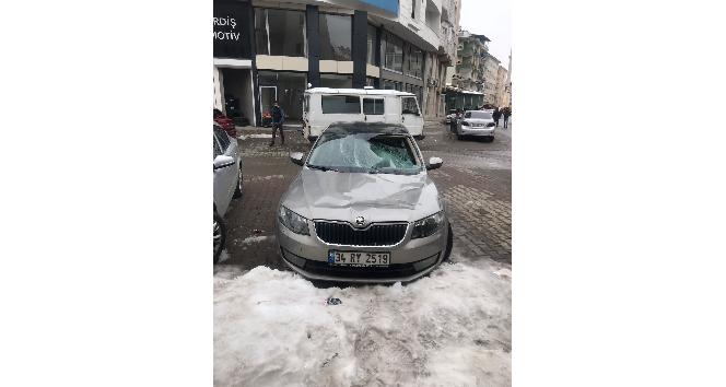 Çatılardan düşen kar birikintileri, araçlarda maddi hasara neden oldu