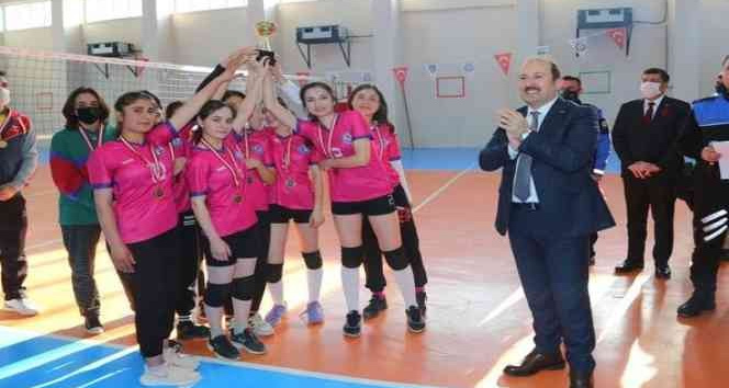 Vali Pehlivan Cizre’de voleybol turnuvasının final müsabakasını izledi