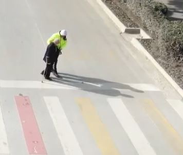 Karşıya geçmek isteyen yaşlı adama polis eli