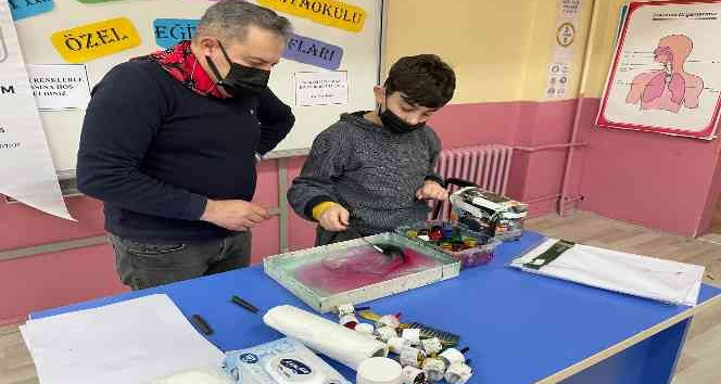 Ebru sanatının gelecek nesillere aktarılması için okul okul geziyor