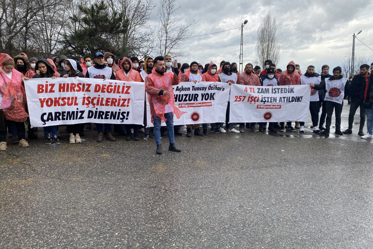 Migros'ta işlerine son verilen işçiler Beykoz'da eylem yaptı