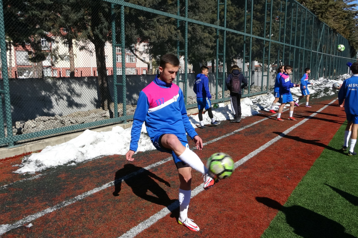 Futbol tutkusuyla 8 ayda kanseri yenen genç futbolcu sahalara geri döndü