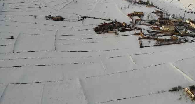 Kar yağışı çiftçiyi sevindirdi