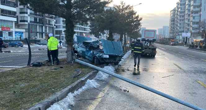 Niğde’de otomobil orta refüje çarptı: 1’i ağır 2 yaralı