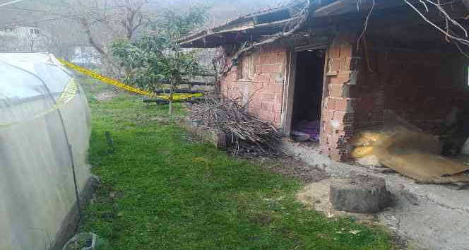 Yaşlı adam evinin kabukluğunda ölü bulundu