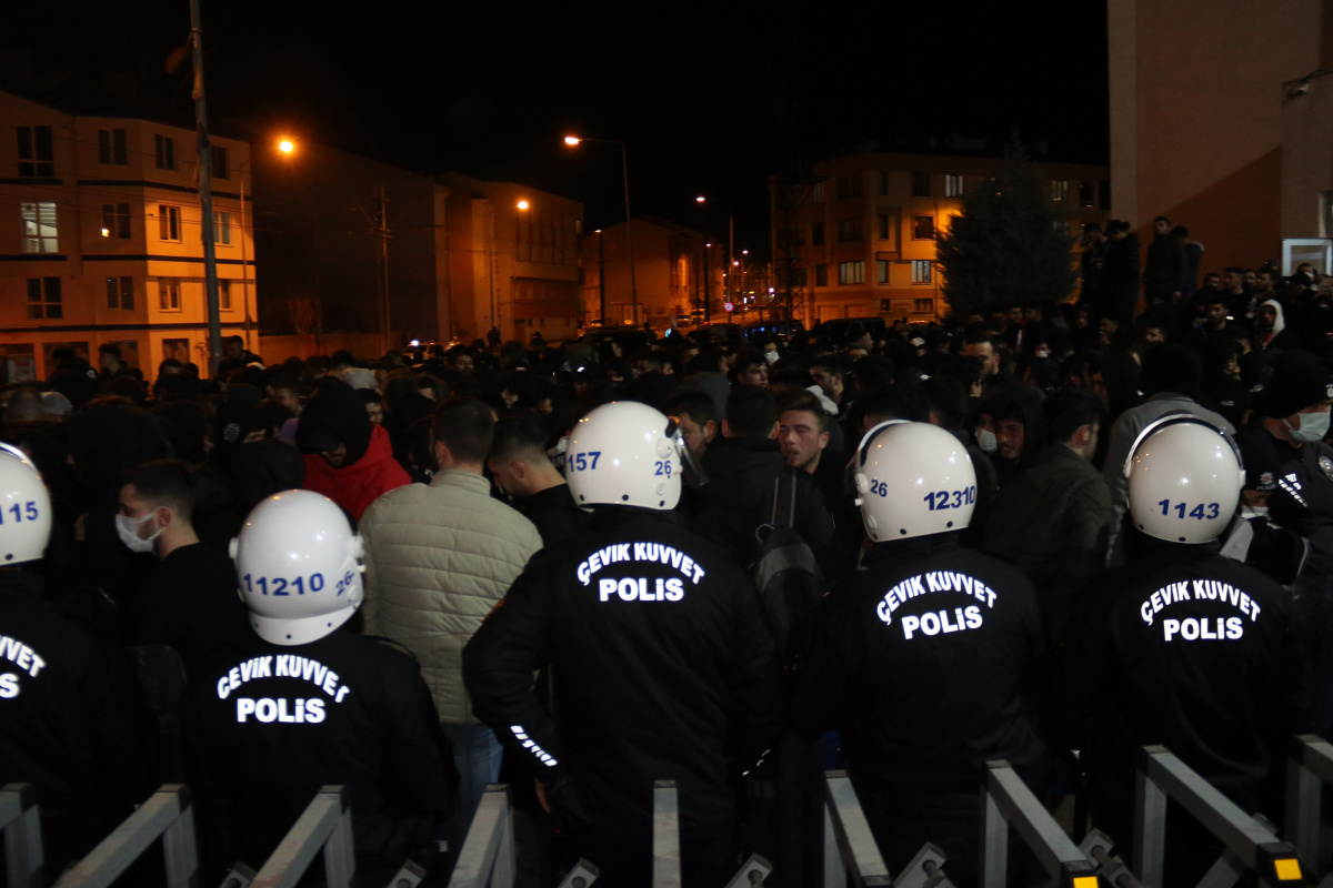 Hentbol maçında olaylar çıktı: 1 Beşiktaş taraftarı gözaltına alındı