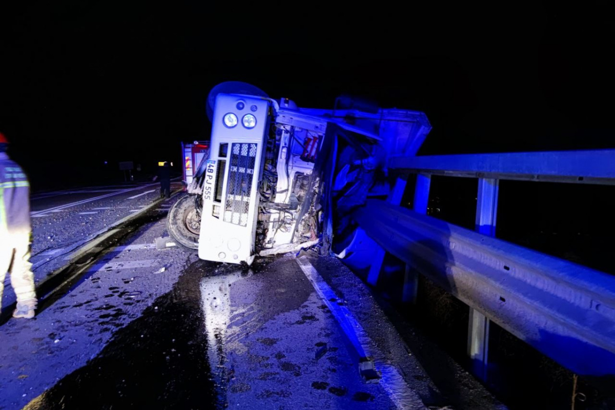 Bursa&#039;da et yüklü kamyon virajı alamayarak devrildi: 1 ölü 1 yaralı