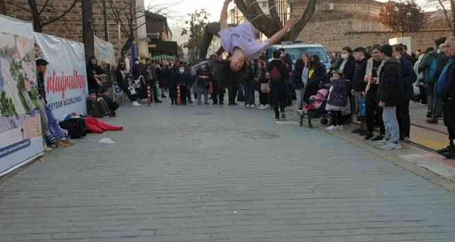 Sokak akrobatlarına zabıta müdahale edince, vatandaş tepki gösterdi