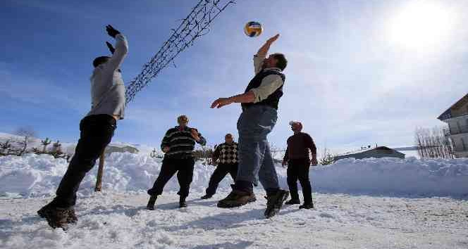 Kar üstünde 30 yıllık gelenek: "Kar voleybolu"