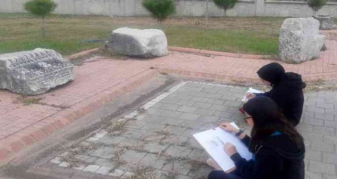 Lisesi öğrencileri tarihi eserlerin resimlerini çizdi