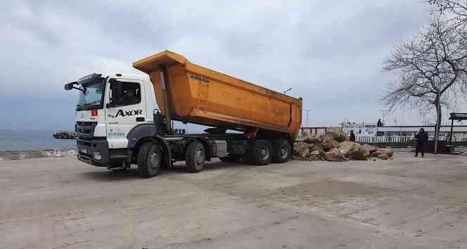 Çınarcık’ta Turgut Özal Parkı kıyı şeridi onarılıyor