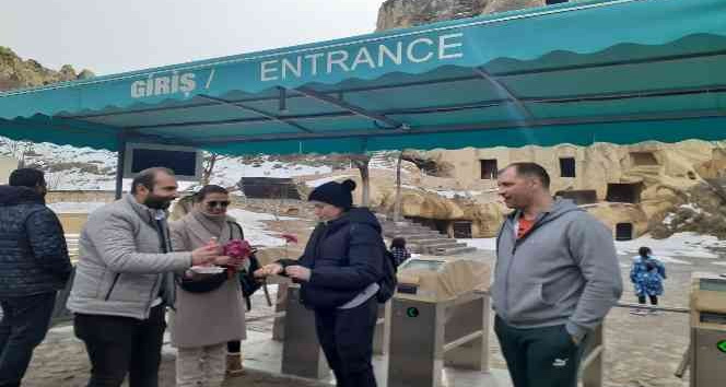 Rehberler; turistleri çiçeklerle karşıladılar