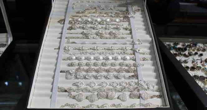 Mardin’de gümüşe dışarıdan gelen ziyaretçiler ilgi gösteriyor