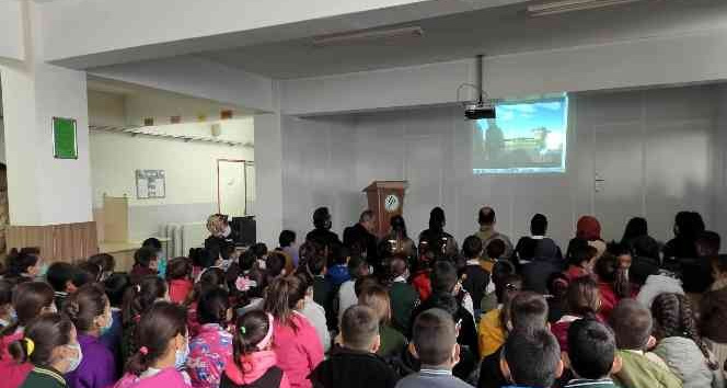 Çocuklar jandarmayla birlikte çizgi film izledi