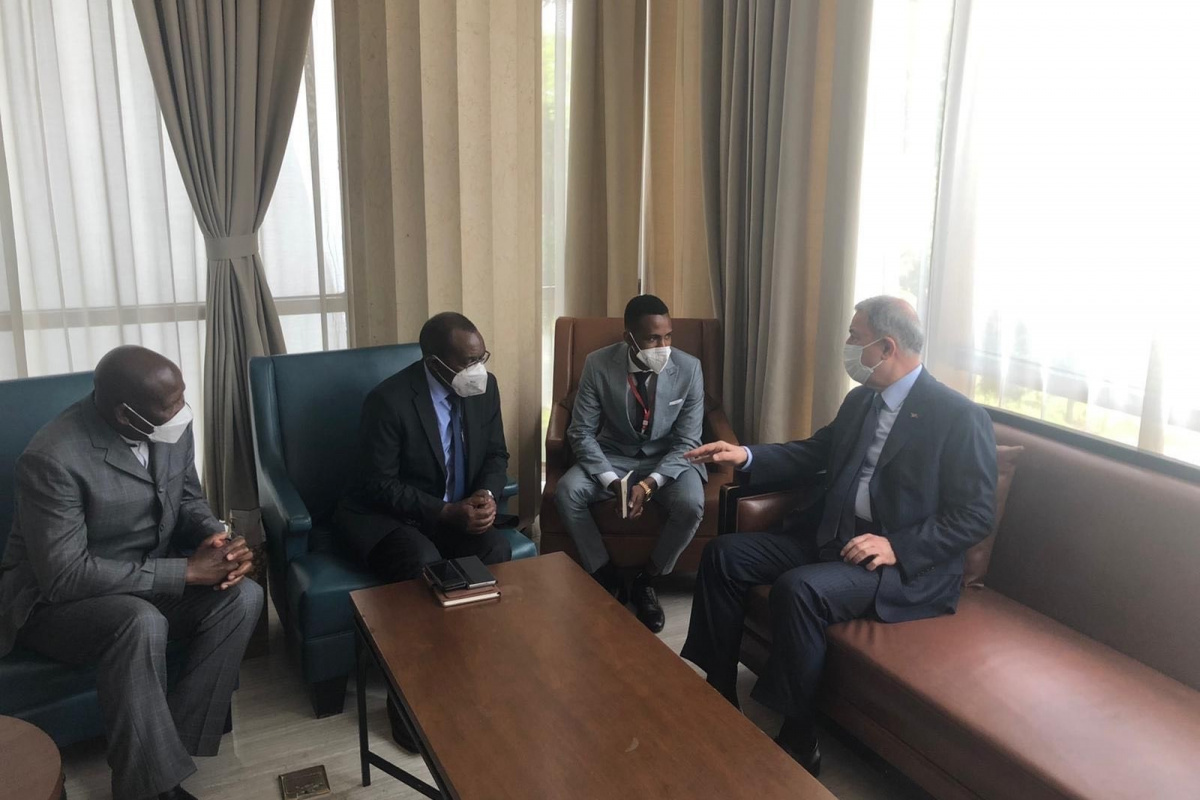 Milli Savunma Bakanı Akar, Kongo Demokratik Cumhuriyeti Savunma Bakanı Kurhenga ile görüştü