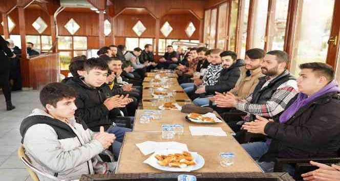 Başkan Kibar’dan gençlerle çay ve simitli sohbet