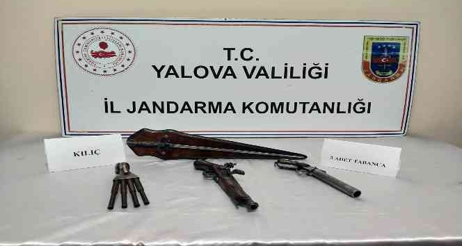 Yalova’da tarihi tabanca ve kılıç ele geçirildi