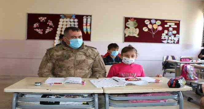 Jandarma ekiplerinden köy okullarında eğitim gören çocuklara hediye