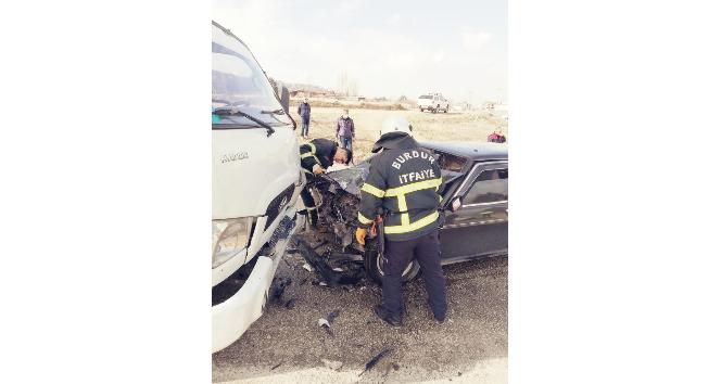 Burdur’da kamyonet ile otomobil kafa kafaya çarpıştı: 1 ağır,3 yaralı