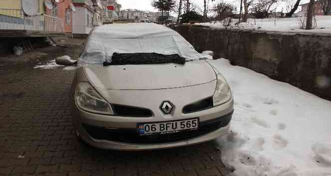 Çatıdan düşen kar kütlesi araçlara zarar verdi