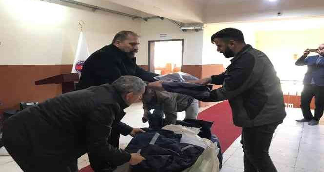 Belediye Başkanı personellerine üniforma dağıttı