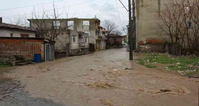 Havsa’da yoğun sağanak sonrası cadde ve sokaklar göle döndü