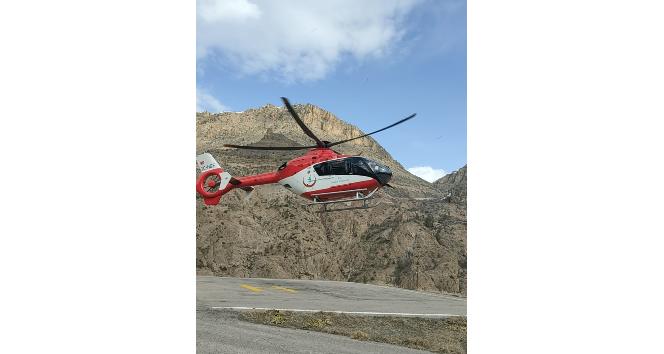 Kadın hasta ambulans helikopterle Gümüşhane’ye getirildi
