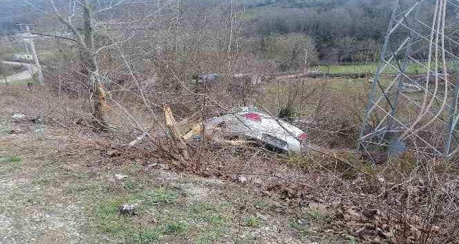 Yalova’da ağaca çarpan otomobilin sürücüsü ağır yaralandı