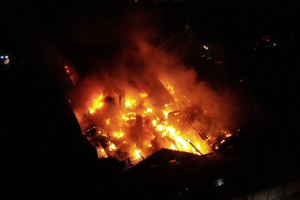 Tuzla’daki fabrika yangını 3 buçuk saatlik çalışma ile kontrol altına alındı