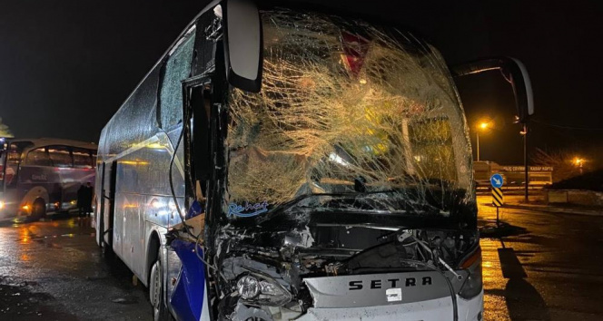 Bursada feci kaza! Otobüs tıra arkadan çarptı... 20 yolcu ölümden döndü