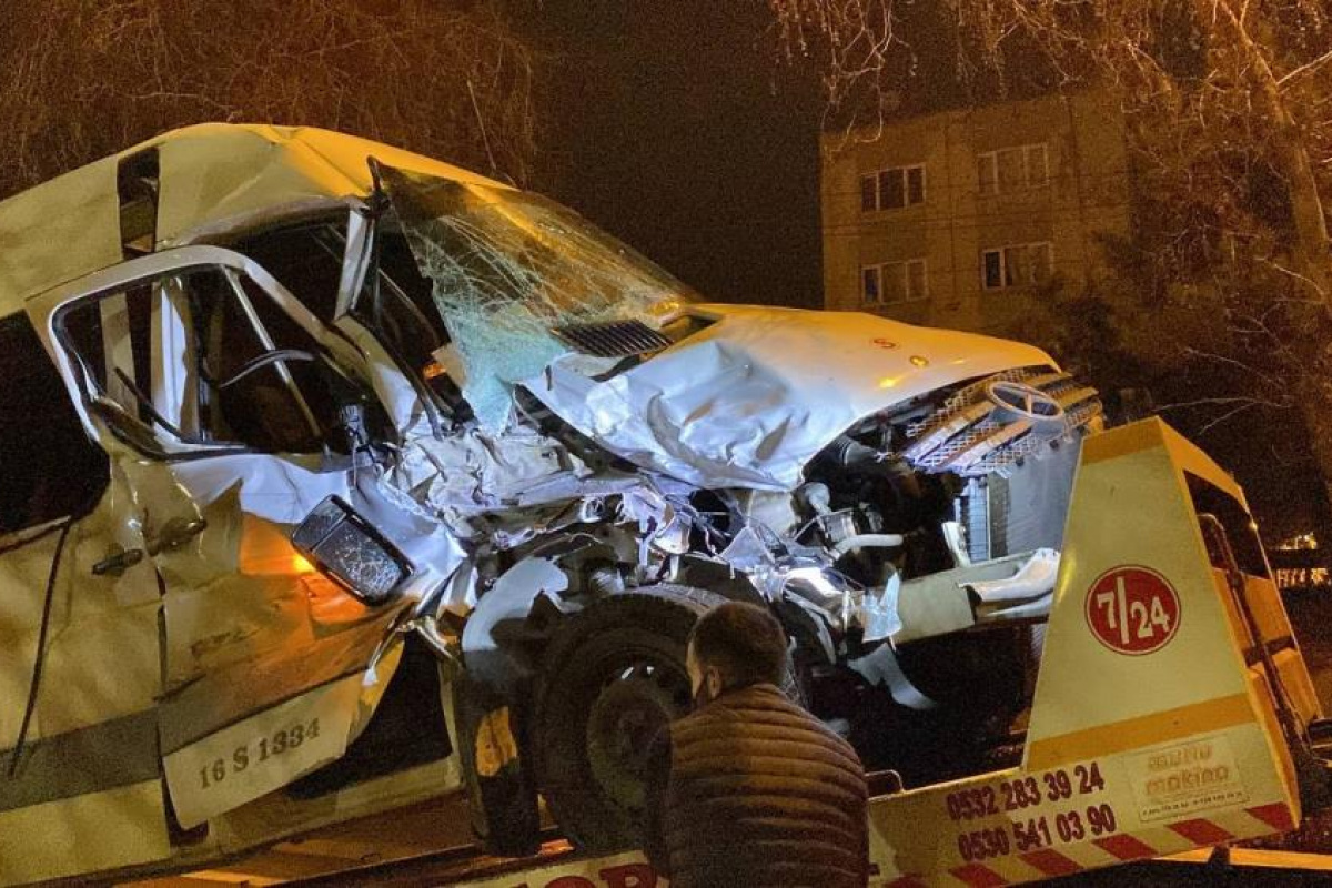 Bursa'da uygulamadan kaçan otomobil ile servis aracı ile çarpıştı: 3 yaralı
