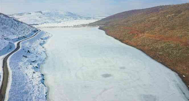 Buz tutan gölet, dron ile görüntülendi