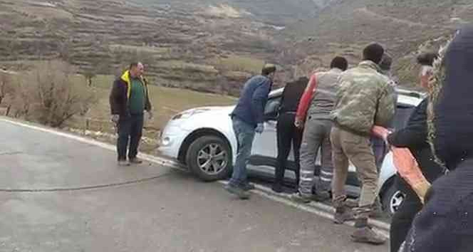Siirt’te yol kenarında asılı kalan araç kurtarıldı