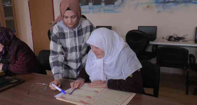 69 yaşındaki kadın 2 ayda Kur’an-ı Kerim okumayı öğrendi