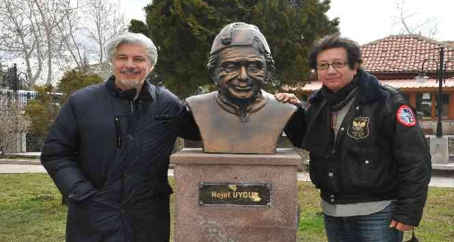 Uygur kardeşler Akşehir’de babalarının büstünü görünce duygulu anlar yaşadı