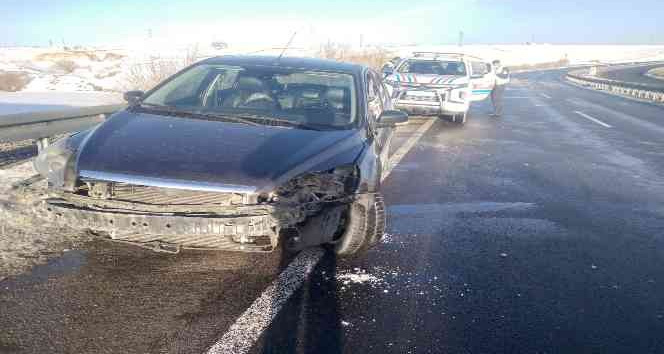 Otomobil bariyere çarptı: 2 yaralı
